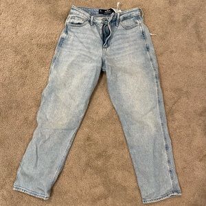 hollister curvy high rise mom jean vintage stretch with distressed back pocket